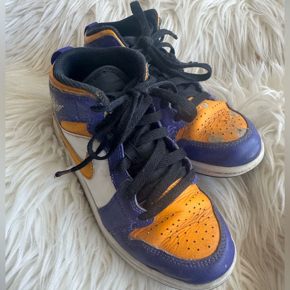 Nike Air Jordan 1 Kids size 2Y Lakers